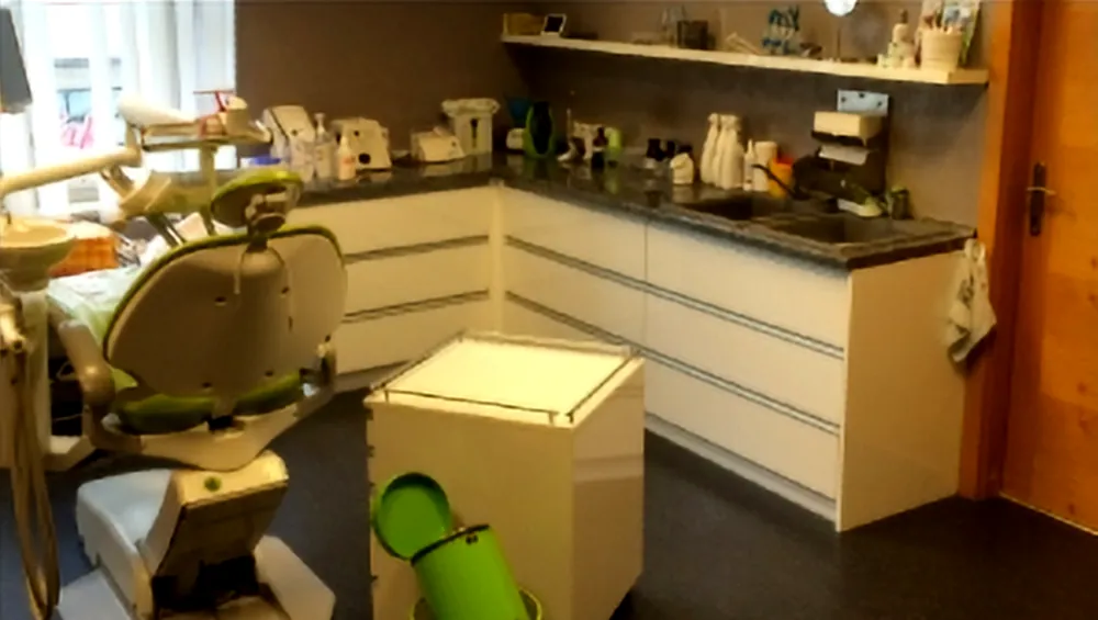 Bílý nábytek se šuplíky a pracovní deskou v zubní ordinaci